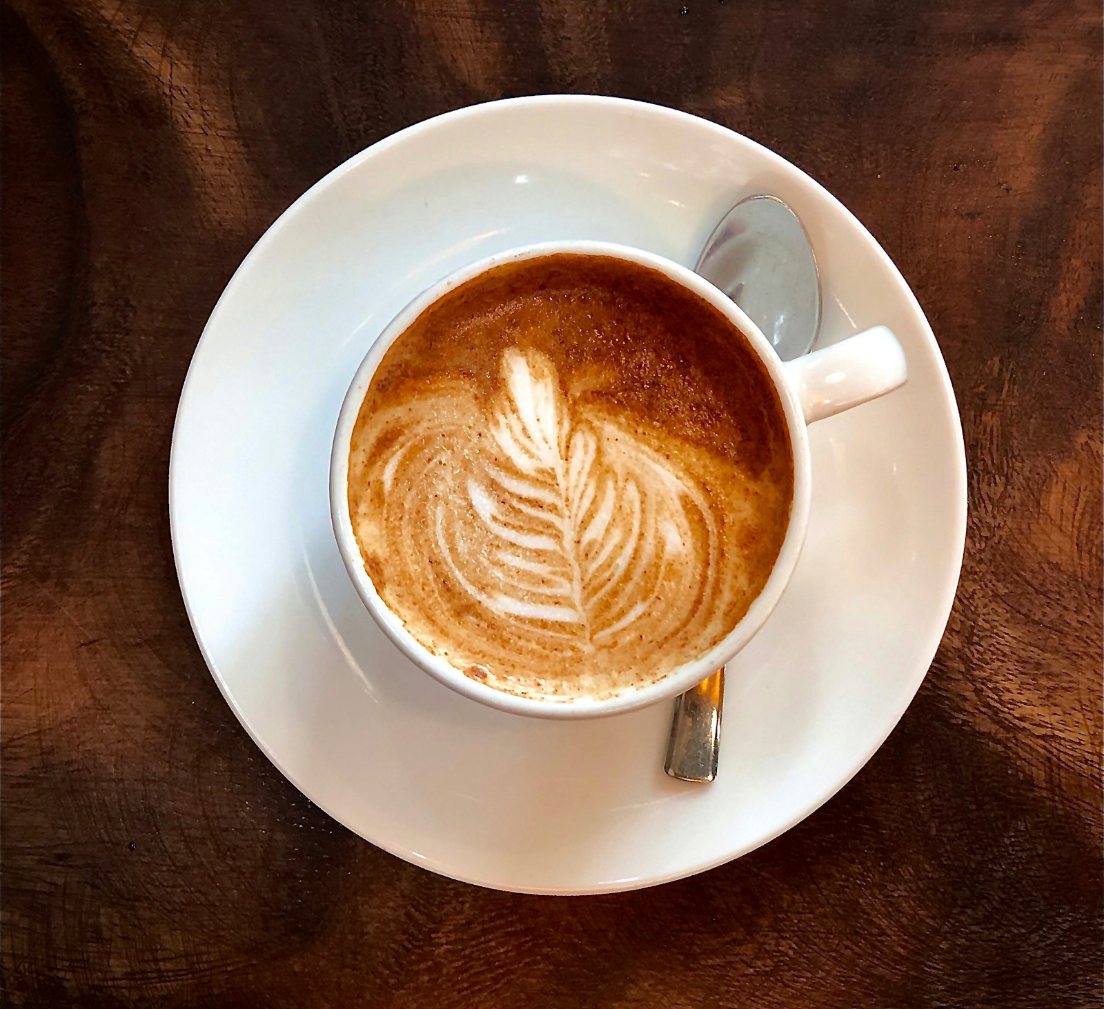 Latte art em cappuccino: bebida premium servida em cafeteria gourmet