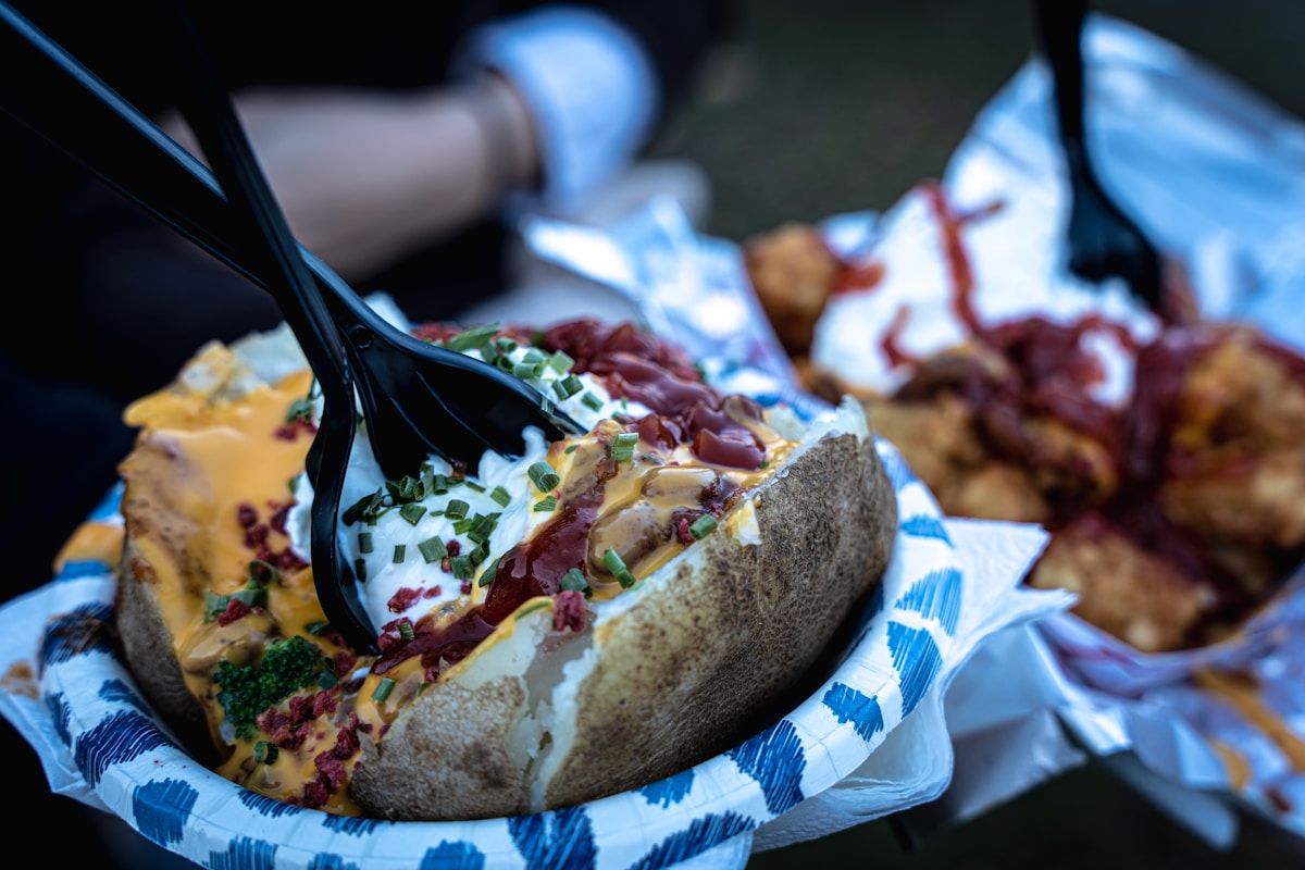 Como abrir uma batataria: batata recheada com cheddar, bacon e cebolinha servida na embalagem de viagem