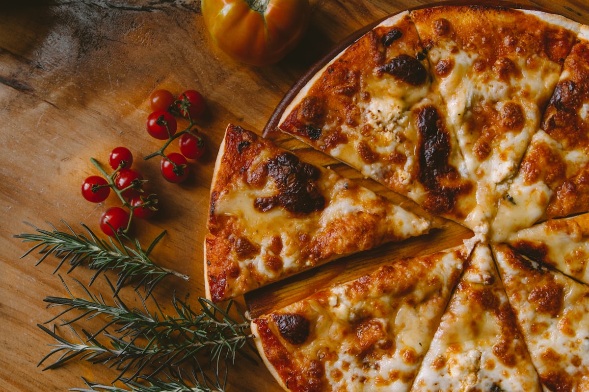 Como abrir uma pizzaria: pizza saindo do forno, a decisão central do negócio
